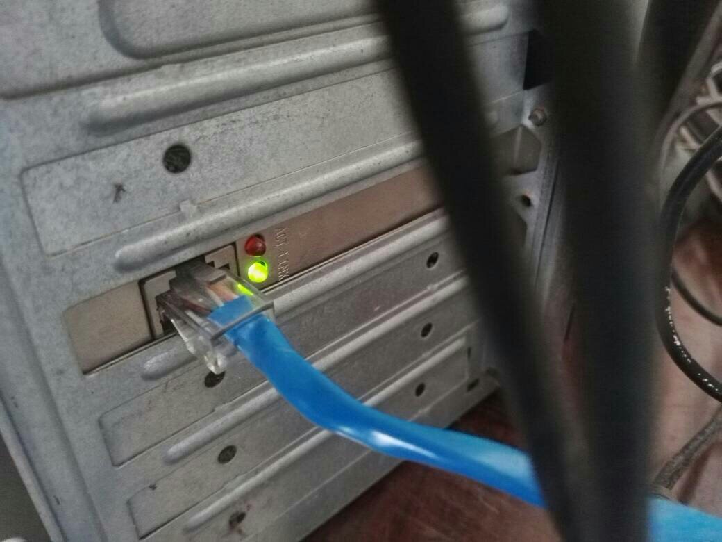 電腦主機網線插口黃燈亮、紅燈不閃且連不上網的故障排查指南